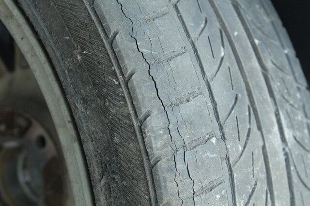 タイヤのひび割れに許容範囲はある？ひび割れ原因もあわせて解説！